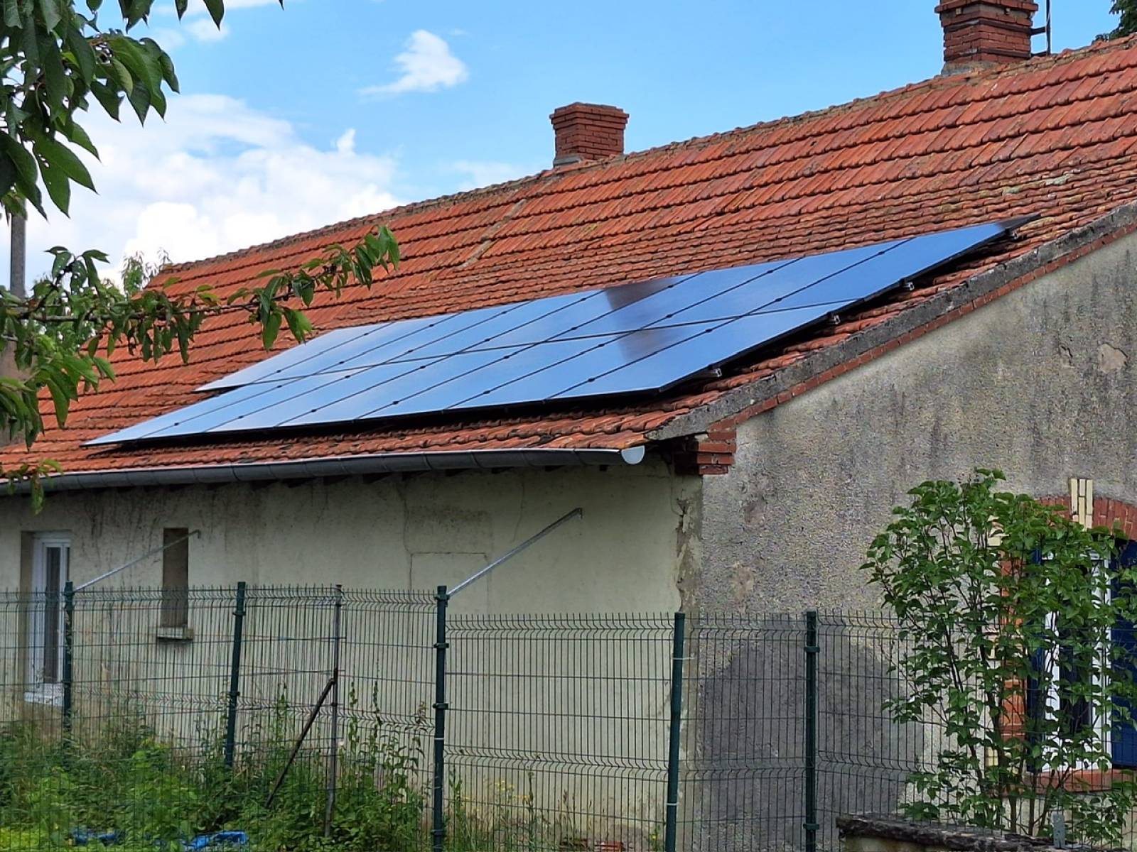 découvrez les aides photovoltaïques disponibles pour vous aider à financer votre projet d'énergie solaire. informez-vous sur les subventions, crédits d'impôt et dispositifs d'accompagnement pour réduire le coût de votre installation et maximiser votre retour sur investissement.