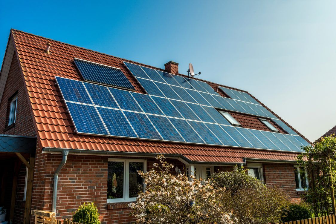 découvrez nos conseils pour un entretien optimal de vos panneaux photovoltaïques. assurez la performance et la durabilité de votre installation solaire grâce à des pratiques d'entretien adéquates.