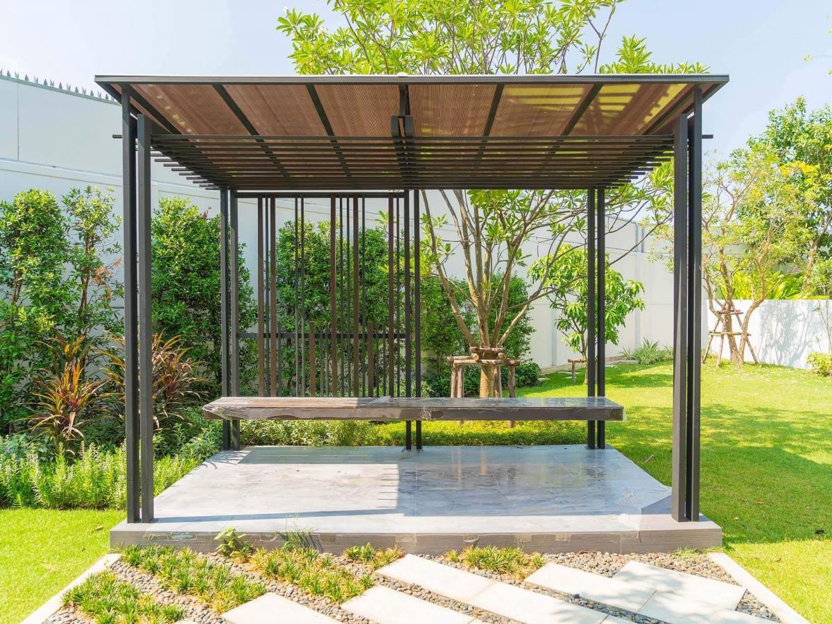 découvrez notre service d'installation de pergolas solaires, alliant esthétique et performance énergétique. transformez votre espace extérieur en un lieu confortable et écologique avec nos solutions sur mesure adaptées à vos besoins.