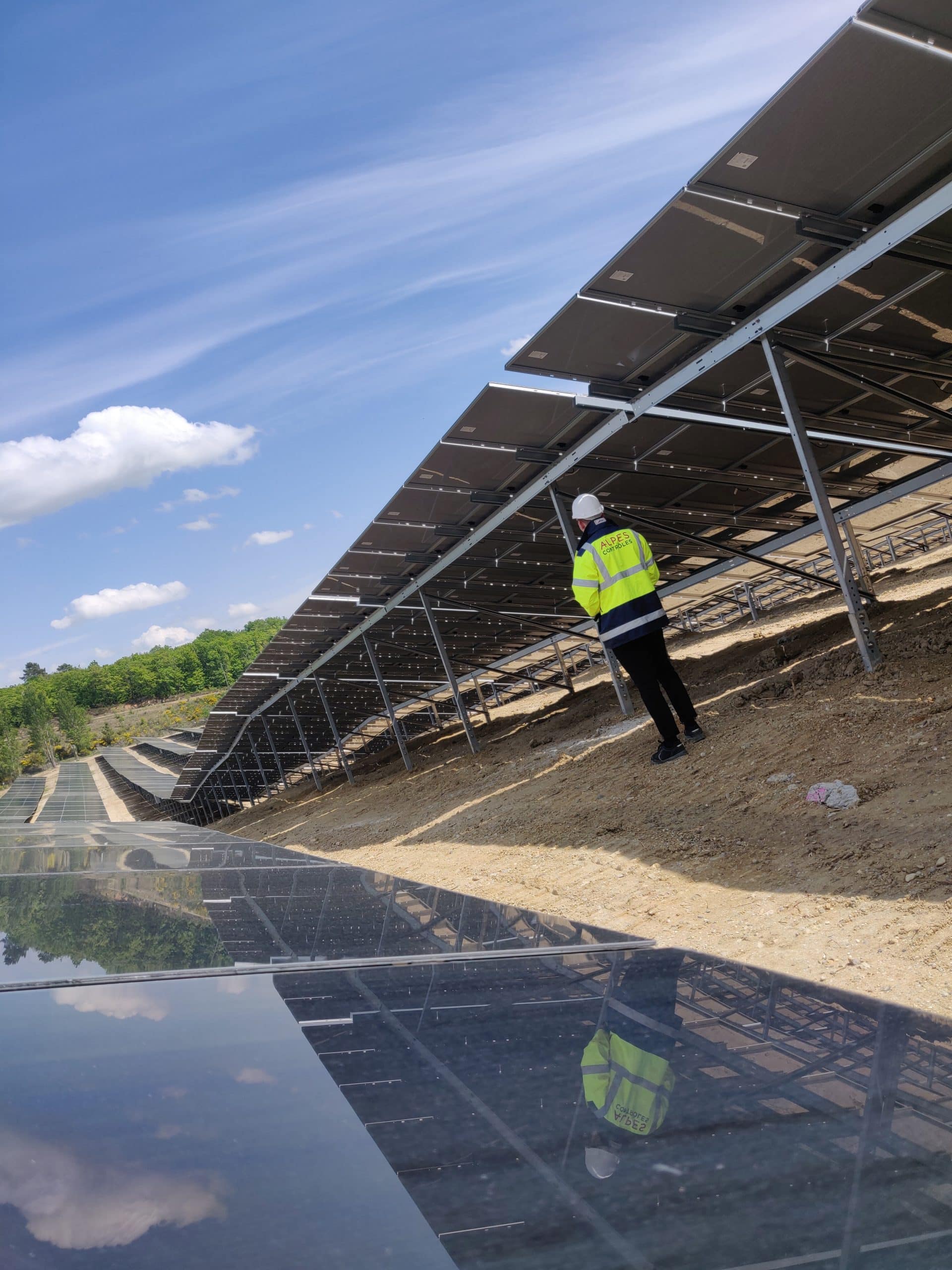 découvrez notre expertise en installation de systèmes photovoltaïques pour les erp (établissements recevant du public). optimisez votre consommation d'énergie et réduisez vos coûts grâce à des solutions solarisées adaptées aux normes de sécurité et d'accessibilité.