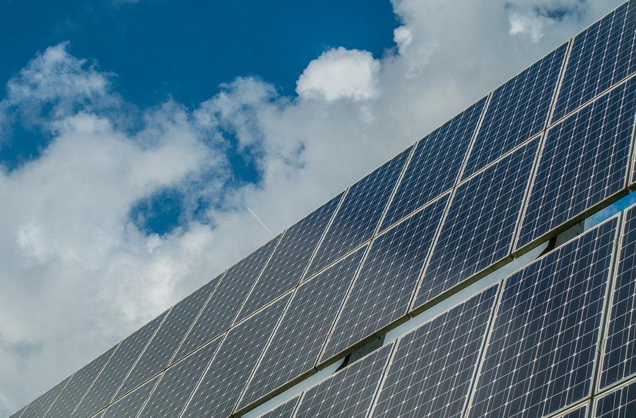 découvrez comment les panneaux photovoltaïques peuvent transformer votre consommation d'énergie en une source rentable d'économies. informez-vous sur les avantages financiers, les aides disponibles et les solutions adaptées pour optimiser votre investissement solaire.
