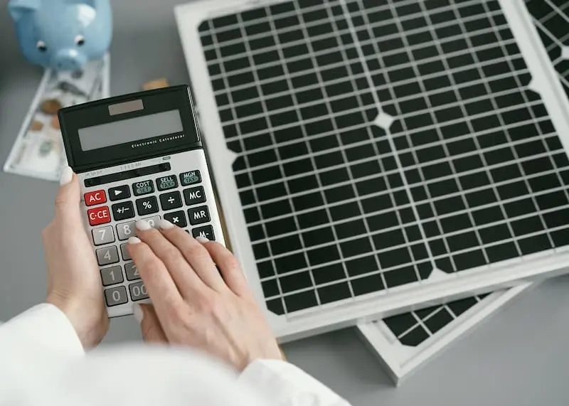 découvrez comment les panneaux photovoltaïques peuvent devenir une solution rentable pour réduire vos factures d'électricité. profitez des économies d'énergie et des incitations gouvernementales tout en contribuant à la protection de l'environnement.