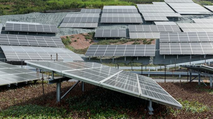 découvrez les règles et réglementations encadrant l'installation de panneaux solaires en france. informez-vous sur les normes à respecter, les aides disponibles et les démarches administratives nécessaires pour optimiser votre projet solaire.