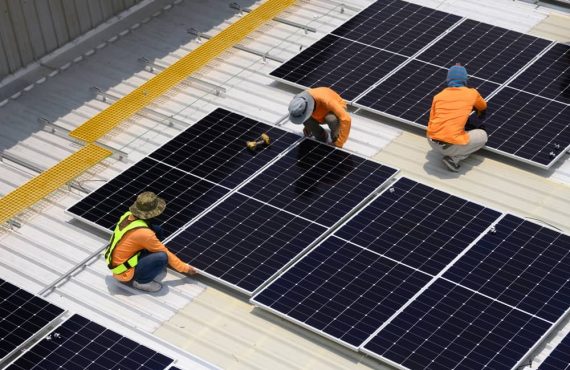découvrez notre guide complet pour installateurs photovoltaïques, qui vous accompagne dans chaque étape de l'installation, de la sélection des équipements à la mise en service. optimisez vos compétences et offrez une énergie renouvelable de qualité à vos clients.