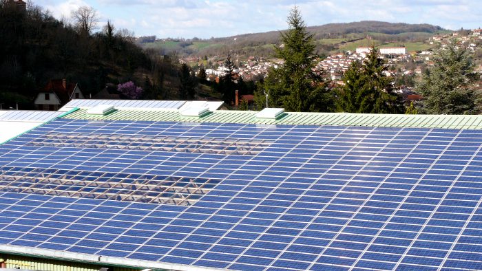 découvrez comment une installation photovoltaïque peut transformer votre maison en une source d'énergie renouvelable. profitez d'économies sur vos factures d'électricité et contribuez à la protection de l'environnement grâce à des solutions d'énergie solaire efficaces et durables.