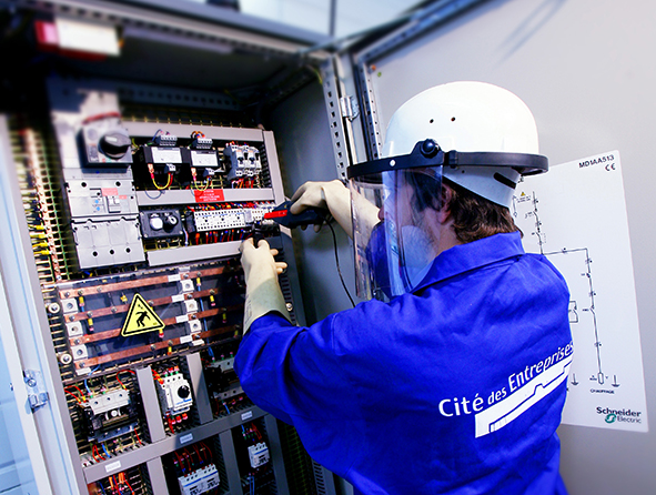 metiers-electrotechnique-photovoltaique-1 guide des metiers de l'electrotechnique panneaux photovoltaique