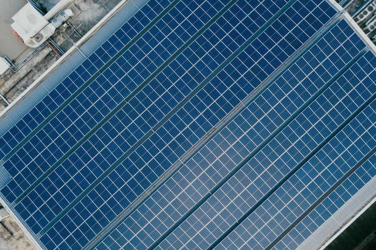 panneau-solaire-guide-doptimisation-1 Poser un panneau solaire : guide complet pour optimiser votre investissement