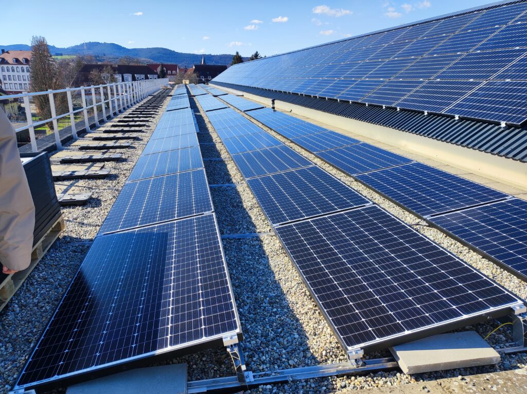 panneau-solaire-guide-doptimisation Poser un panneau solaire : guide complet pour optimiser votre investissement