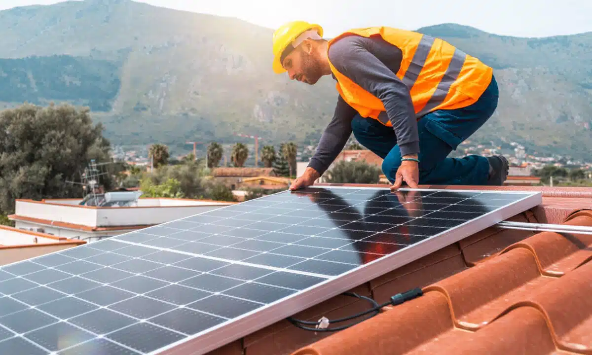 panneaux-solaires-maison-1 Optimisez votre maison avec la pose de panneaux solaires