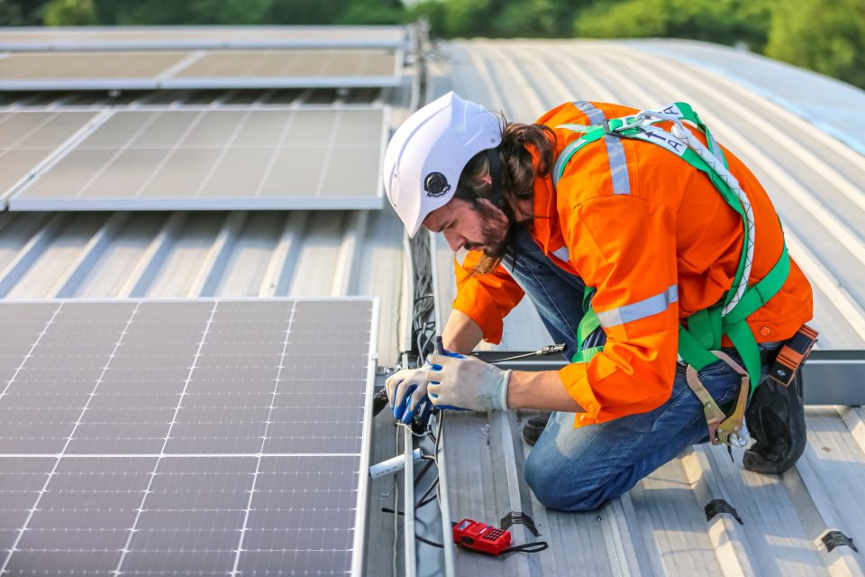 découvrez comment les panneaux photovoltaïques transforment l'énergie solaire en électricité pour alimenter vos besoins domestiques et réduire votre empreinte carbone. investissez dans une solution durable et rentable pour un avenir énergétique plus vert.