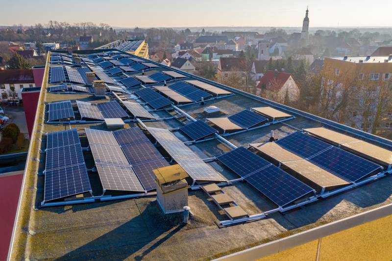 découvrez les solutions photovoltaïques adaptées au secteur tertiaire. maximisez votre efficacité énergétique tout en réduisant votre empreinte carbone grâce à des installations solaires sur mesure. transformez votre bâtiment en un acteur de la transition énergétique.