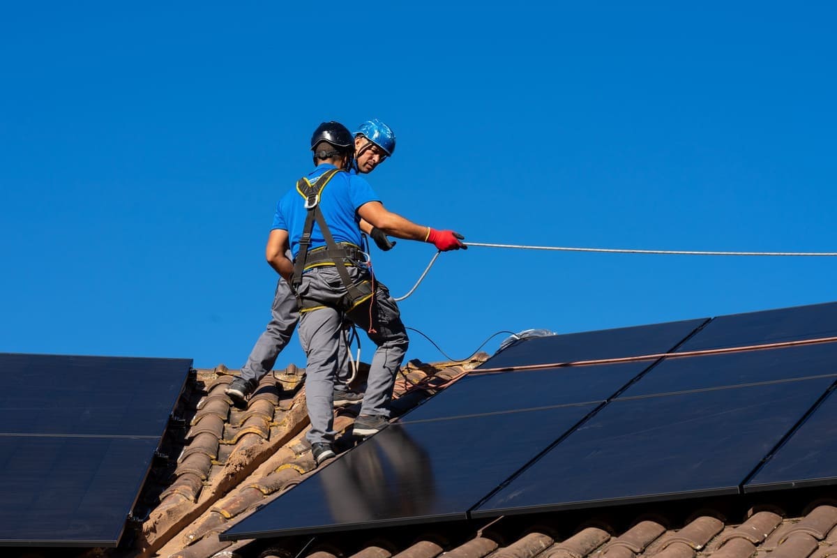 découvrez les risques associés aux installations photovoltaïques, notamment les défis de sécurité, les impacts environnementaux et les considérations financières. informez-vous sur les meilleures pratiques pour minimiser ces risques et maximiser l'efficacité de votre système solaire.