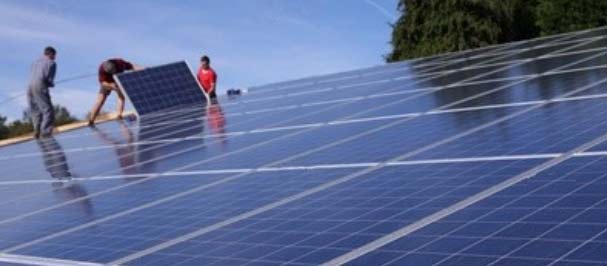 découvrez comment la ruralité s'illumine grâce à l'énergie photovoltaïque. explorez les avantages de l'installation de panneaux solaires dans les zones rurales, favorisant le développement durable et l'autonomie énergétique des communautés. informez-vous sur les initiatives, les subventions et les projets innovants qui transforment le paysage énergétique des campagnes.